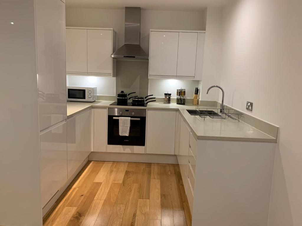 Modern 2 Bed 2 Bath Apartment In Central Croydon! Luaran gambar
